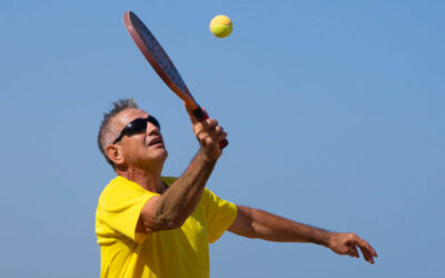 Personas mayores activas: tips sobre ejercicio y nutrición para mantenerte fuerte